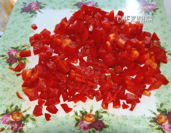 Приготовим красный омлет. Нарезать перец небольшими кубиками.