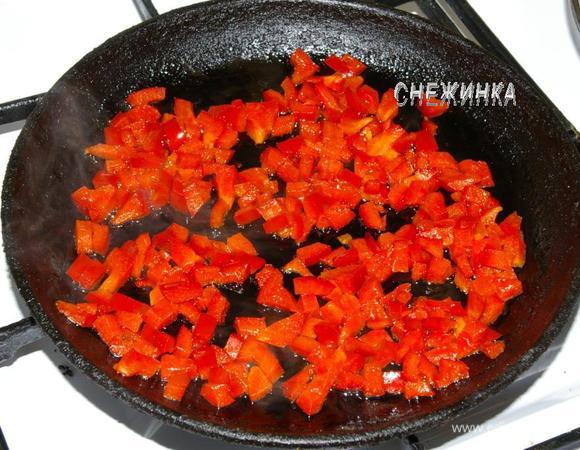 В сковороде разогреть масло, положить перец и обжаривать 5 минут, до мягкости.