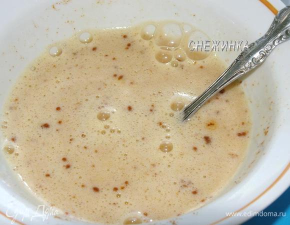 Яйца взбить, посолить, смешать с молотой паприкой. 