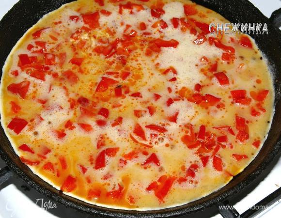 Вылить на перец. Жарить омлет до готовности и переложить на тарелку, на которой Вы будете подавать готовое блюдо.