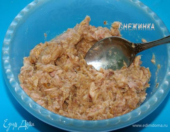 Приготовим желтый омлет. Тунец освободить от жидкости, размять вилкой.