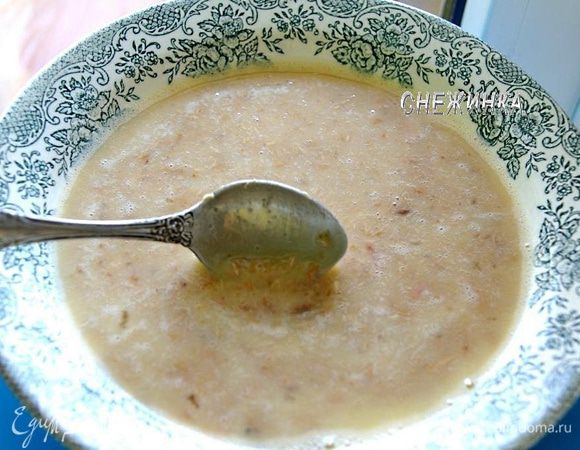 Яйца взбить, присолить, смешать с тунцом. 