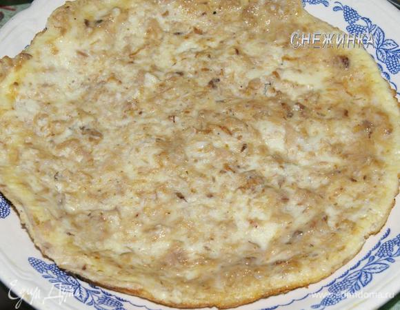 Вылить массу на сковороду, разогретую с оливковым маслом. Испечь омлет.