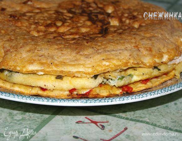 Выложить омлеты друг на друга в следующем порядке: красный, зеленый и желтый, промазывая первые 2 слоя сметаной.