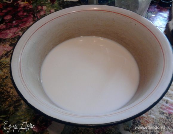 Молоко немного подогреть и смешать с дрожжами. 