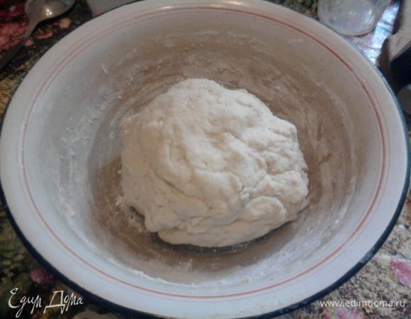 Добавить соль, сахар, муку и замесить тесто.