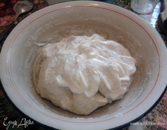 Затем ввести сметану и снова поставить в тепло.