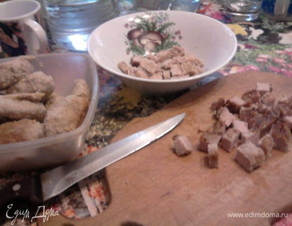 А в это время готовим начинку. Режим кубиками котлеты .