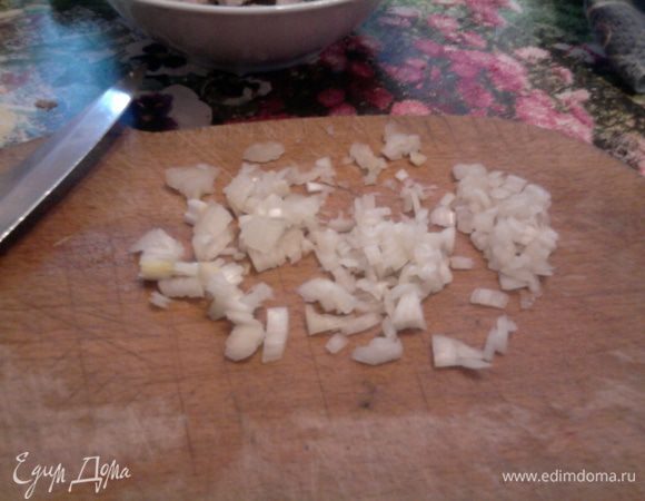 Мелко режим лук...