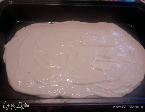 противень смазать растительным маслом и выложить на него одну часть теста, смазать ее соусом.