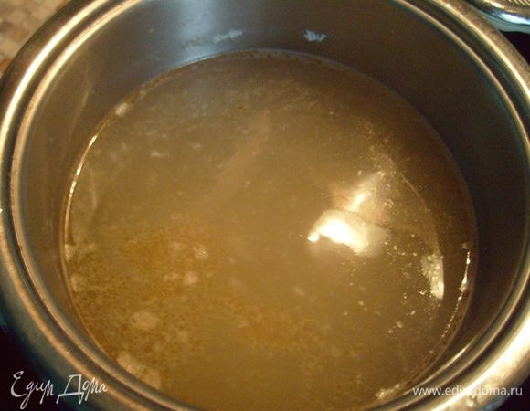 Сварить из рыбного филе, хвостов, голов и картофеля бульон (примерно 2 литра). При варке добавить лавровый лист, посолить и немного поперчить.