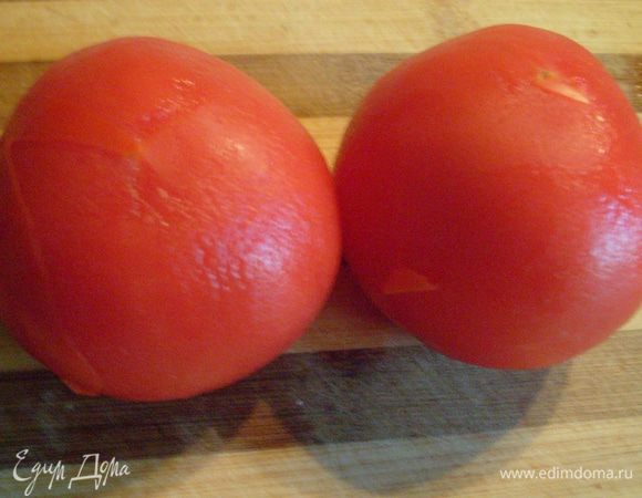 Очистить помидоры от кожуры (обдать кипятком, а затем сразу под холодную воду).