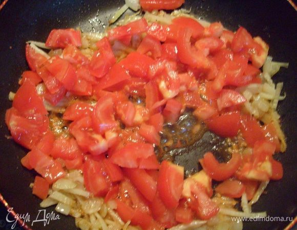 порезать помидор кубиками и добавить к луку и фенхелю. Обжаривать 5 минут.