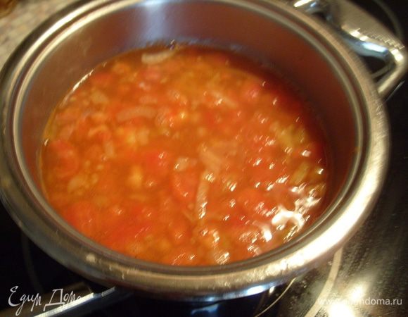 Добавить лук и помидоры в рыбный бульон и варить 20 мин.