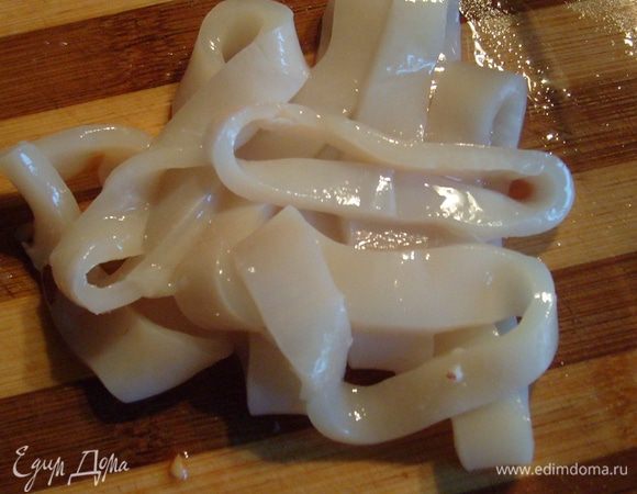 Кальмара тщательно промыть, почистить (если тушка замороженная, то обдать кипятком) и нарезать кольцами. Добавить все морепродукты в бульон и варить 4 мин.