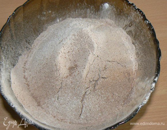 Муку просеять, смешать с разрыхлителем и порошком какао.