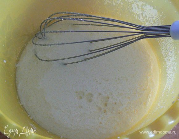 В кефир  подмешать яйца по одному, добавить растительное масло, 120 г сахара 