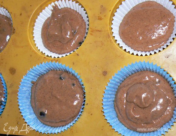 В формы для кексов вставить бумажные формочки и выложить в них массу . Поставить кексы в духовку и выпекать 20-25 мин. Готовые кексы выложить из формы на решетку и дать остыть.