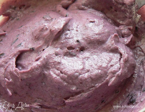  Оставшиеся ягоды и 40 г сахара пюрировать. Ягодное пюре соединить творожным сыром и тщательно перемешать миксером.