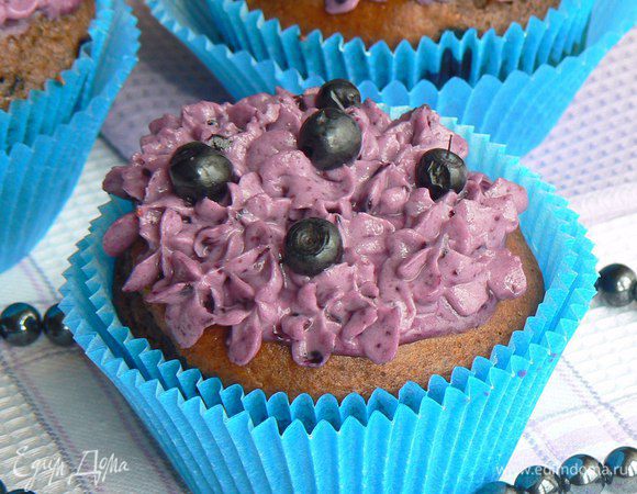 Получившимся творожным кремом наполнить кондитерский мешок и выдавить крем на кексы