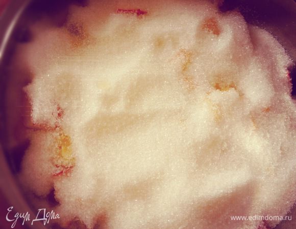 Засыпаем сахаром и оставляем на 4 часа, лучше на ночь. Перед началом варки всыпать в фрукты орешки и варим на медленном огне 2 часа. 