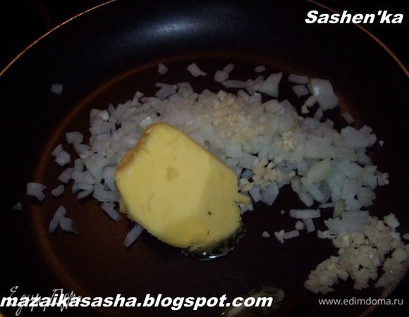  На сливочном масле обжариваем мелко нарезанный лук и чеснок до прозрачного цвета 3-4 минуты.