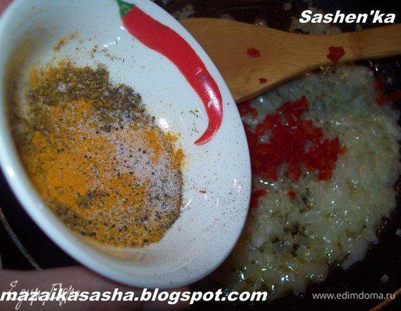 Перец чили мелко режем и добавляем к луку с чесноком. Добавляем специи и обжариваем еще пару минут.