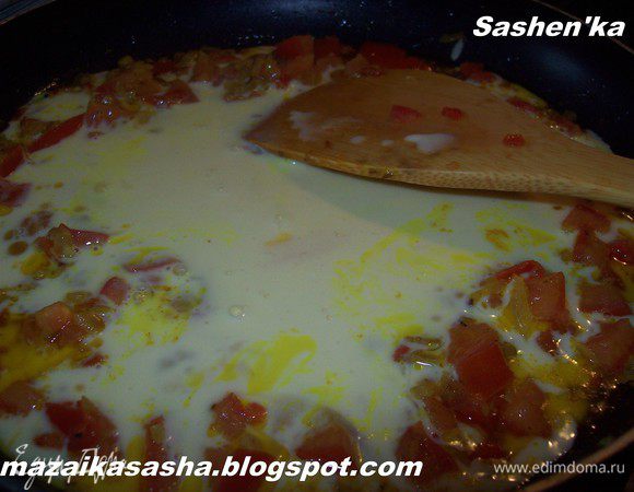 Яйца со сливками смешать и добавить в сковороду. Жарим постоянно помешивая пока яйца полностью не приготовятся.