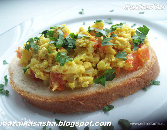 Саймон Риммер рекомендует такой вариант подачи : Выкладываем не много яичницы на тост и посыпаем мелко нарубленной кинзой. Если не любите кинзу, то можите смело брать петрушку.  