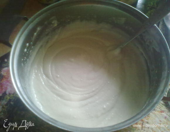 Втереть масло и добавить кефир (или ряженку), капнуть лимонного сока.