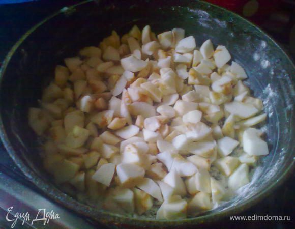 Смазать форму маслом и посыпать мукой. Яблоки очистить и нарезать, как вам нравится. 