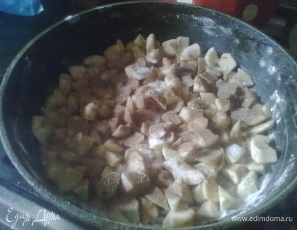 На дно формы выложить порезанные дольками яблоки, посыпать сахаром (мне хватило 1 ст. л., т.к. яблоки были сладкие) и корицей ( у меня корицы не оказалось, и я поэкспериментировала с какао).