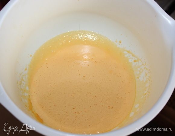 Желтки отделить от белков. Взбить желтки с помощью миксера или комбайна.