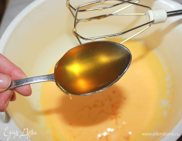 Добавить жидкий мед. Если мед густой, предварительно нагреть его на водяной бане, остудить. Вместо меда можно использовать сахар (на мой вкус, 120–150 г сахара достаточно, сладкоежки увеличивайте. Это касается и меда, здесь дело вкуса).