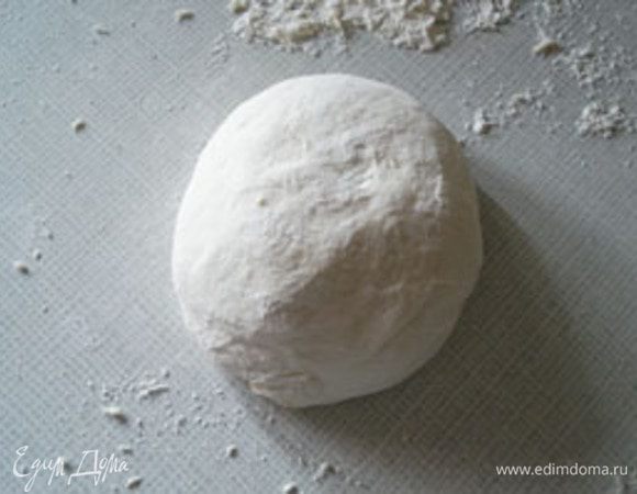 Кефир немного подогреть до комнатной температуры или чуть чуть больше. Дрожжи и сахар перемешать с мукой, добавить соль и вымесить. Я его месила его в хлебопечке минут 7-10.