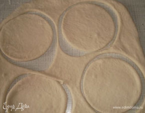 Тесто разделить на 2 части и раскатать каждую в пласт толщиной 4-5 мм. Вырезать кружочки. Я брала стакан диаметром 7-8 см. У меня получилось 14 шт. 