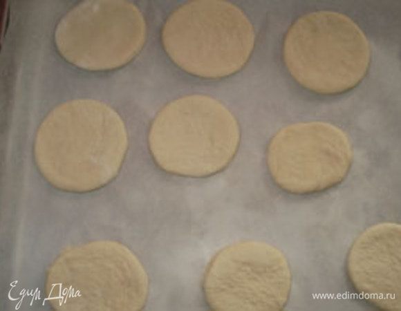 Разложить на противне на пекарской бумаге, смазанной маслом. Оставить на 30 минут, прикрыв полотенцем.