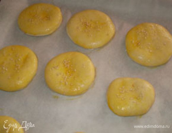 Перед выпечкой смазать их яйцом и посыпать сверху кунжутом.