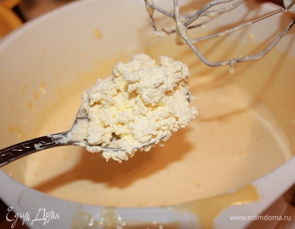 Добавить творог. Тщательно перемешать.