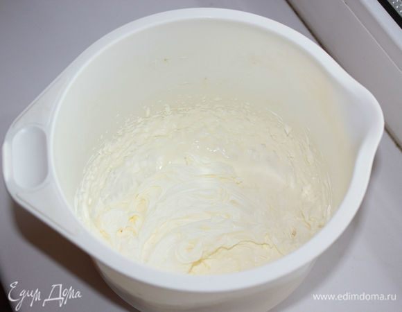 В отдельной посуде взбить хорошо охлажденные сливки, вмешать их в творожное тесто. Отдельно взбить охлажденные белки (со щепоткой соли) и энергичными движениями снизу вверх соединить творожное тесто с белками. На этом этапе миксер может все испортить, только деревянная или пластиковая лопатка. Энергично, быстро... Тесто должно оставаться воздушным, легким.