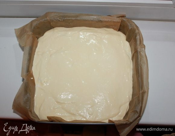 Распределить тесто в заранее подготовленную и выстеленную пергаментом форму (размер — 24х24 см), поставить в разогретую до 170°C духовку на 40–45 минут. Рекомендую поставить на нижний уровень, духовку не открывать. После приготовления еще какое–то время оставить запеканку в духовке. Рекомендую подавать именно в теплом виде.