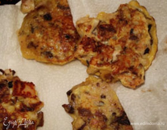 Выложить их на салфетки, чтобы лишний жир впитался.