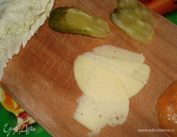 Готовим все составляющие. Режем огурцы, сыр, капусту. Их размеры должны соответствовать лепешкам. 