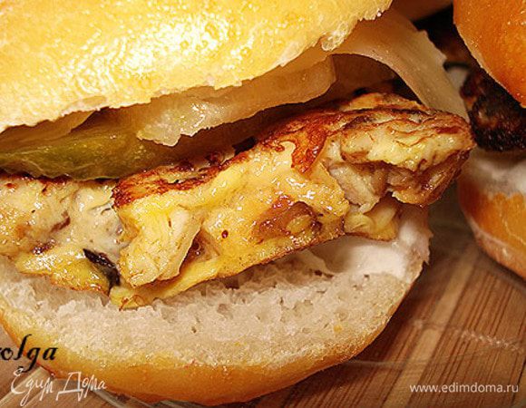 Собираем гамбургеры. Батбуты режем пополам. На нижнюю половинку положить капусту, потом мясную лепешку, смазываем ее горчицей. Потом 2 кусочка огурца и сыр. Перед едой можно прогреть в микроволновке полминуты, чтобы сыр немного оплавился. Приятного аппетита.