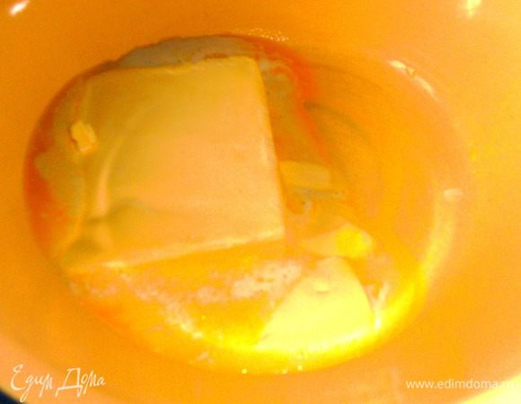 Масло растопить в миске,в которой будем замешивать тесто,на водяной бане.