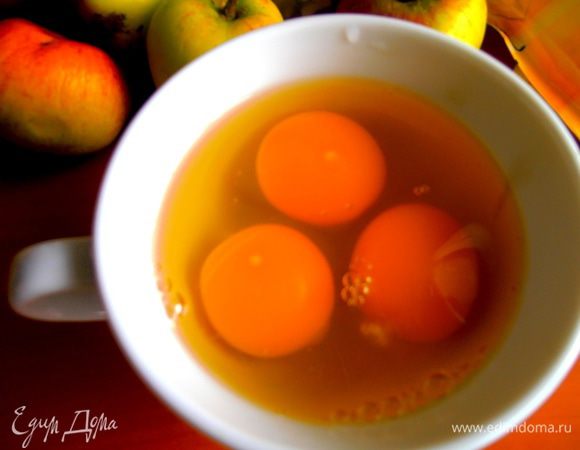 Снять миску с огня,а в это время в кружку вбить яйца...