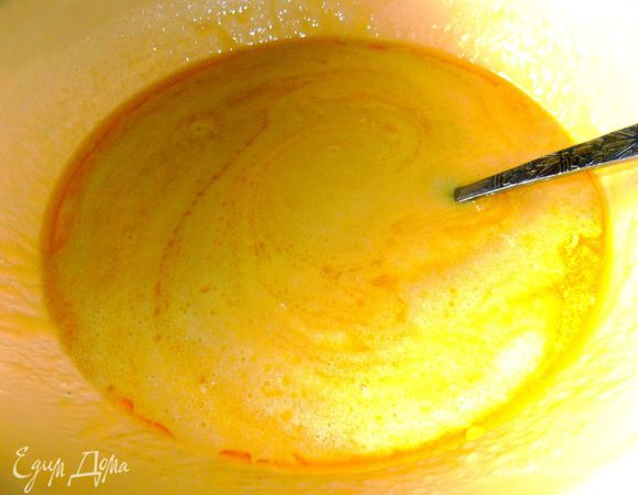 Влить в чуть остывшее тесто,перемешать.