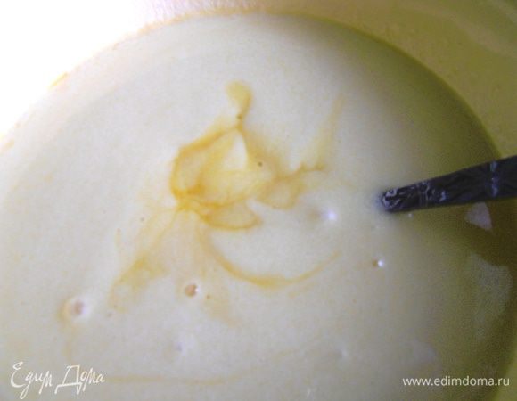 Вмешиваем в основную массу соду...