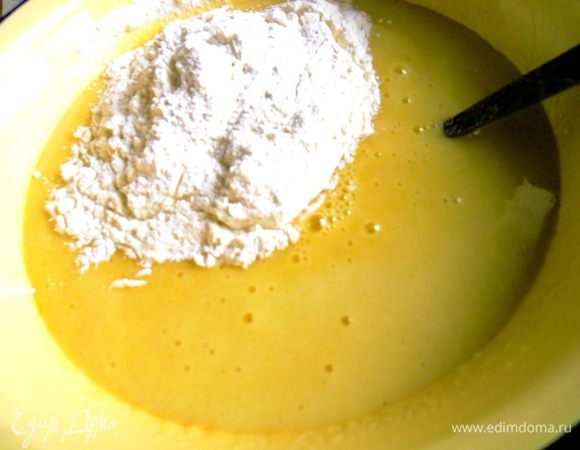 Теперь очередь муки!Вмешиваем 1-й стакан...Я подробно так пишу,т.к.в рецептуре строго по одному стакану надо вводить!