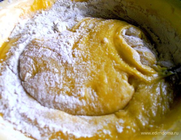 В рецепте указано 4,5-5 стаканов муки,но я придумала добавить яблоки,поэтому смело ввожу 5!